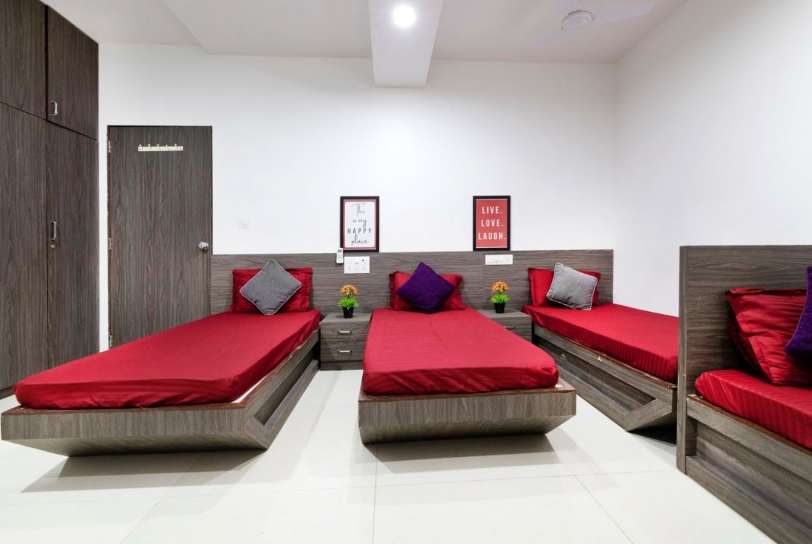 pg for boys in ahmedanad